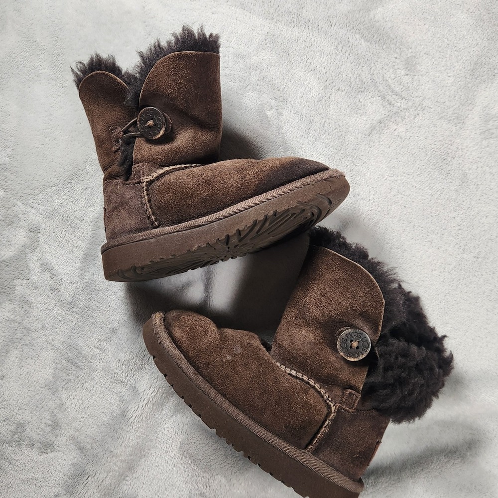 UGG Bailey Button Chocolate Suede Sheepskin Ankle Bootie Fur Trim US 10 girls